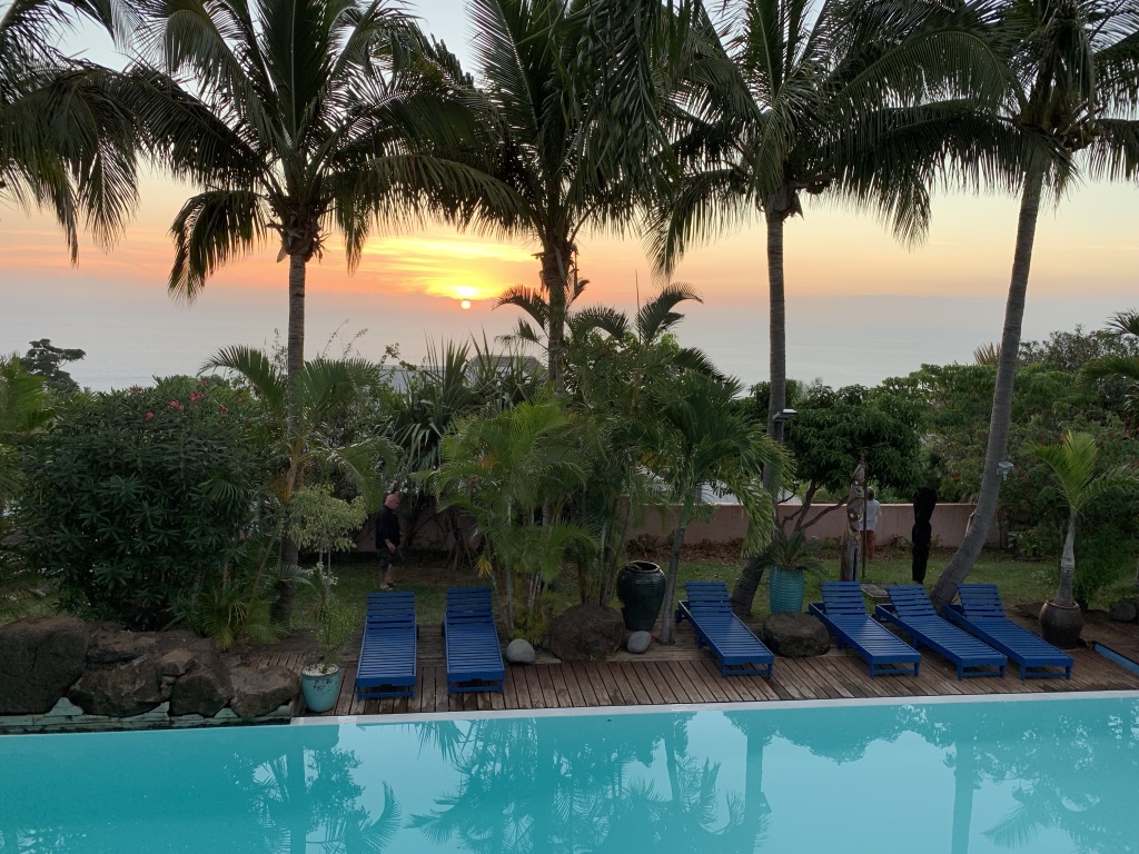 coucher de soleil piscine et mer