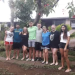 Groupe Erasmus en stage hôtelier posant dans un jardin tropical de La Réunion.